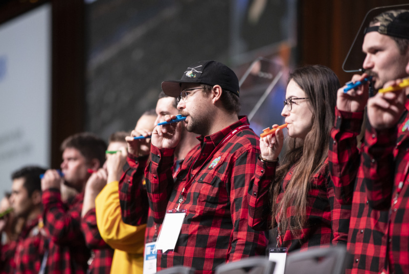 Convention delegates sing and play along to Solidarity Forever