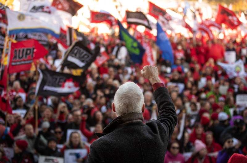 Guy Smith and thousands of union members rally at the Legislature.